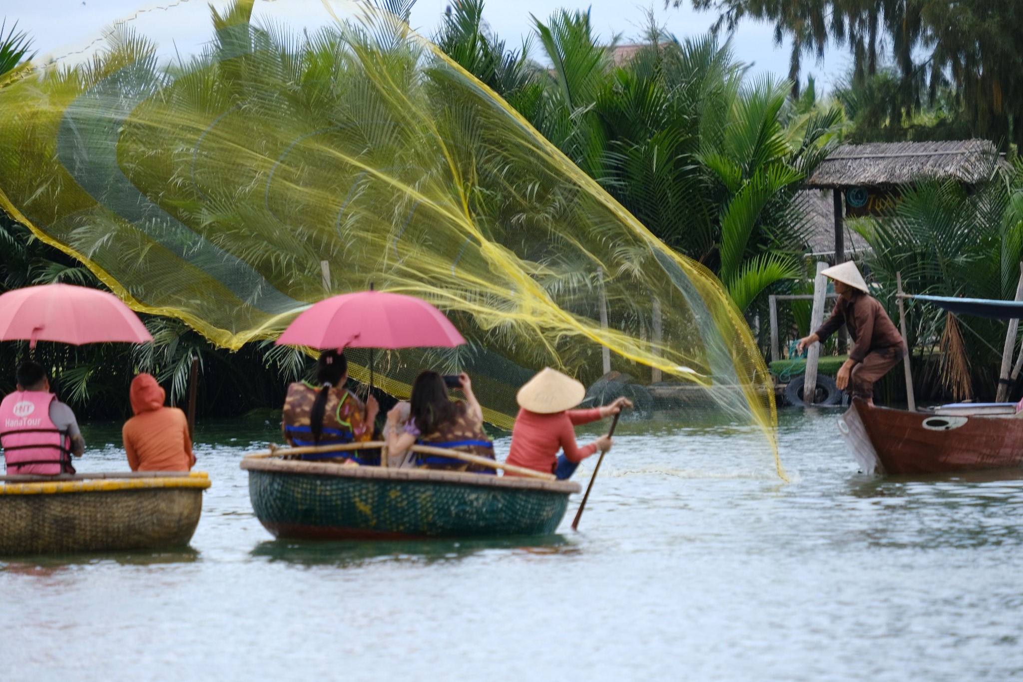Xiếc thúng – Quăng lưới
